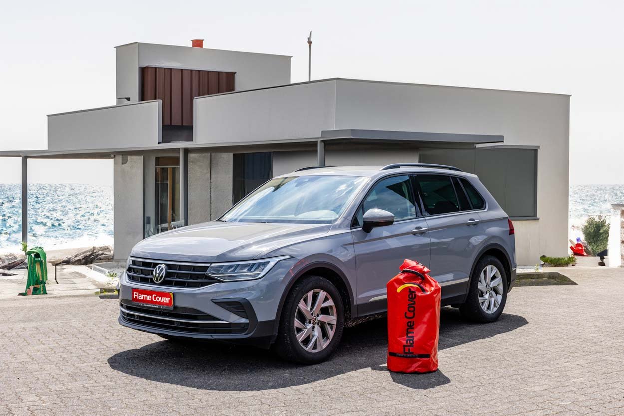 flame-cover_tiguan_branddecke_vor_beachhouse_mittlere_qualitaet